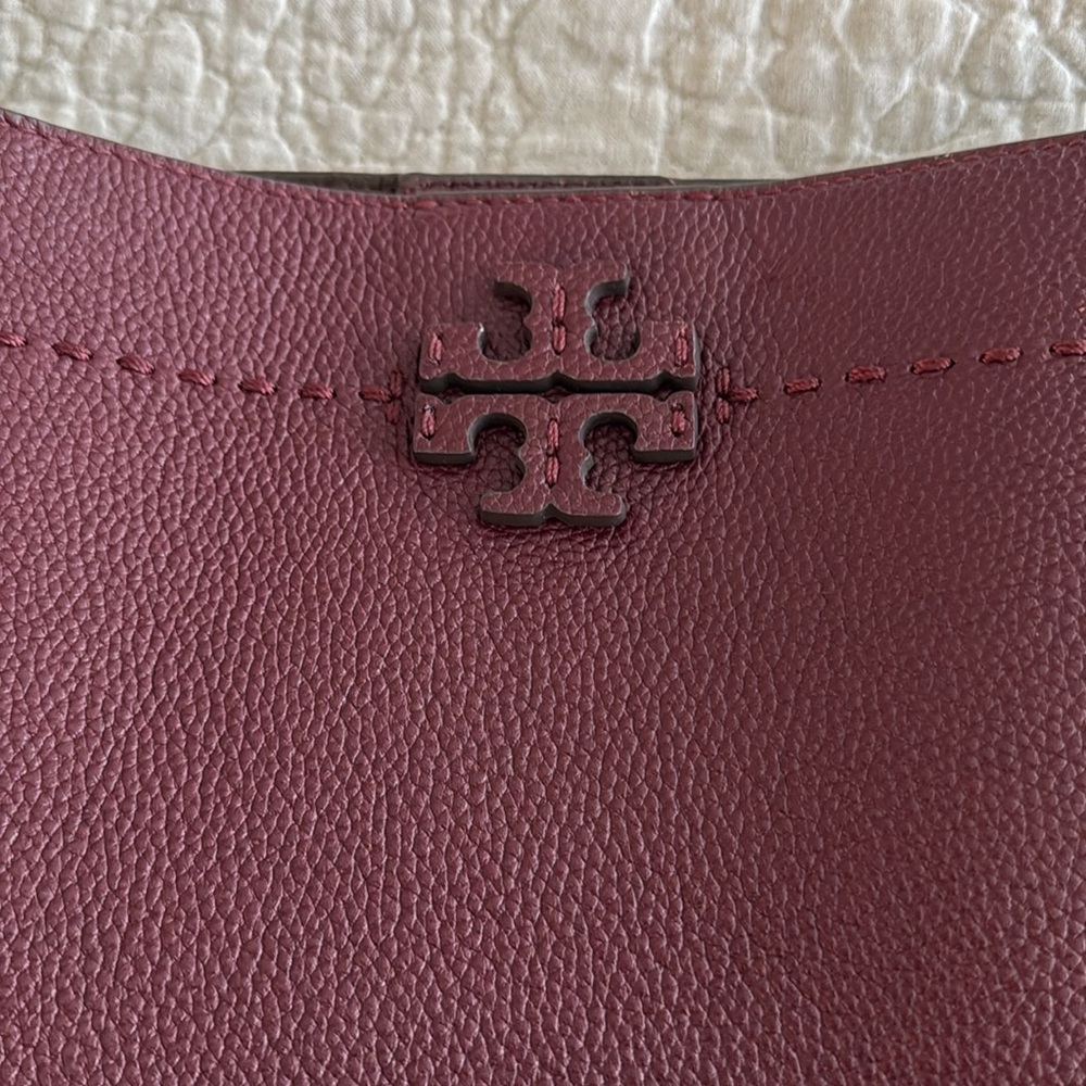 TORY BURCH McGraw Bucket Bag and matching McGraw Bi-Fold Wallet, burgundy/maroon - Picture 5 of 10